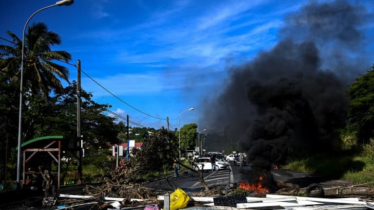Un blocage routier dans la commune du Gosier près de Pointe-à-Pitre en Guadeloupe, le 23 novembre 2021 lors d'un mouvement de contestation sociale