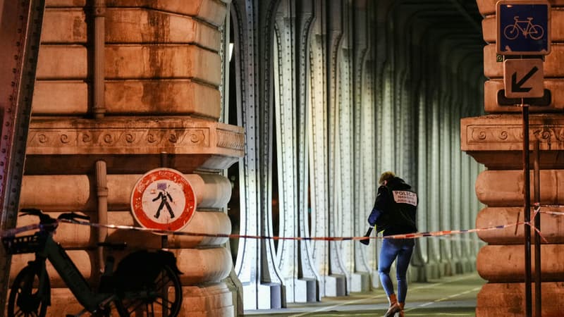 Un policier après l'attentat près du pont de Bir Hakeim à Paris le samedi 2 décembre.